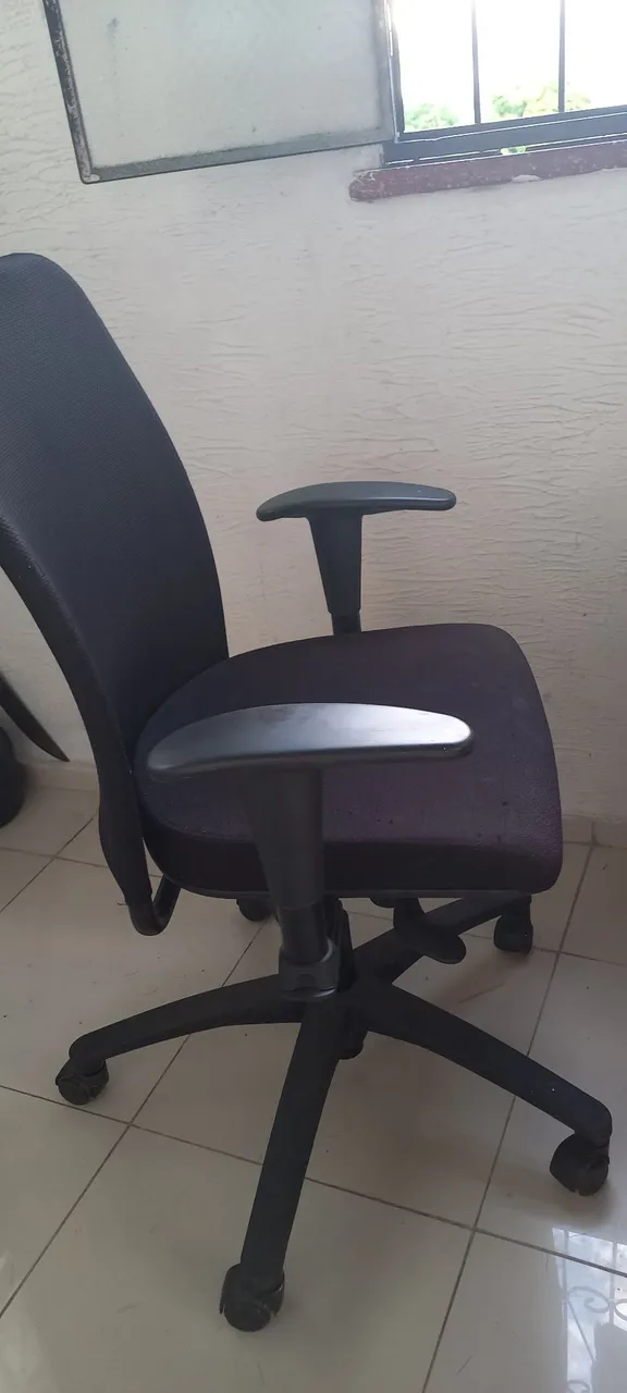 Cadeira de escritório preta giratória e inclinavel