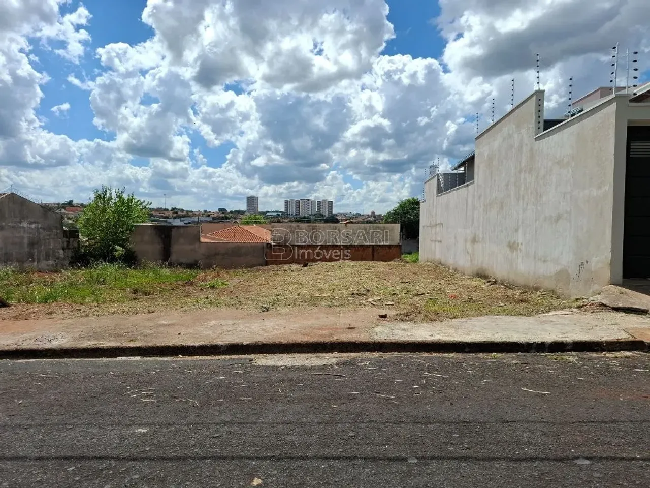 Oportunidade única! Terreno padrão à venda no Jardim Morumbi, Araraquara.