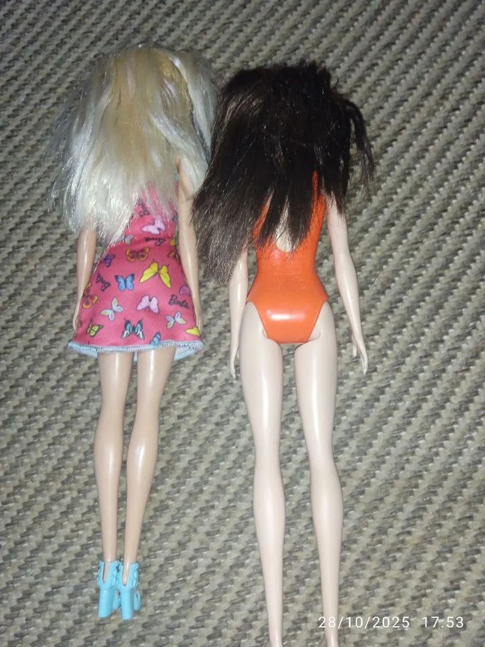 Par de Barbies - uma loira de 2015 e uma morena 2021. - Foto 4