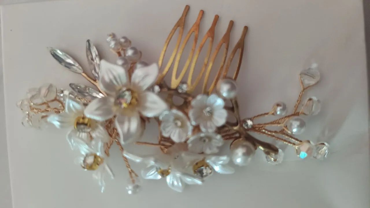 Presilha tipo pente para penteado. 