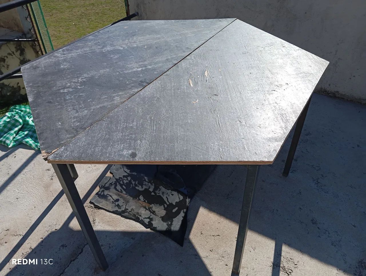 Mesa com design hexagonal e estrutura metálica  - Foto 2