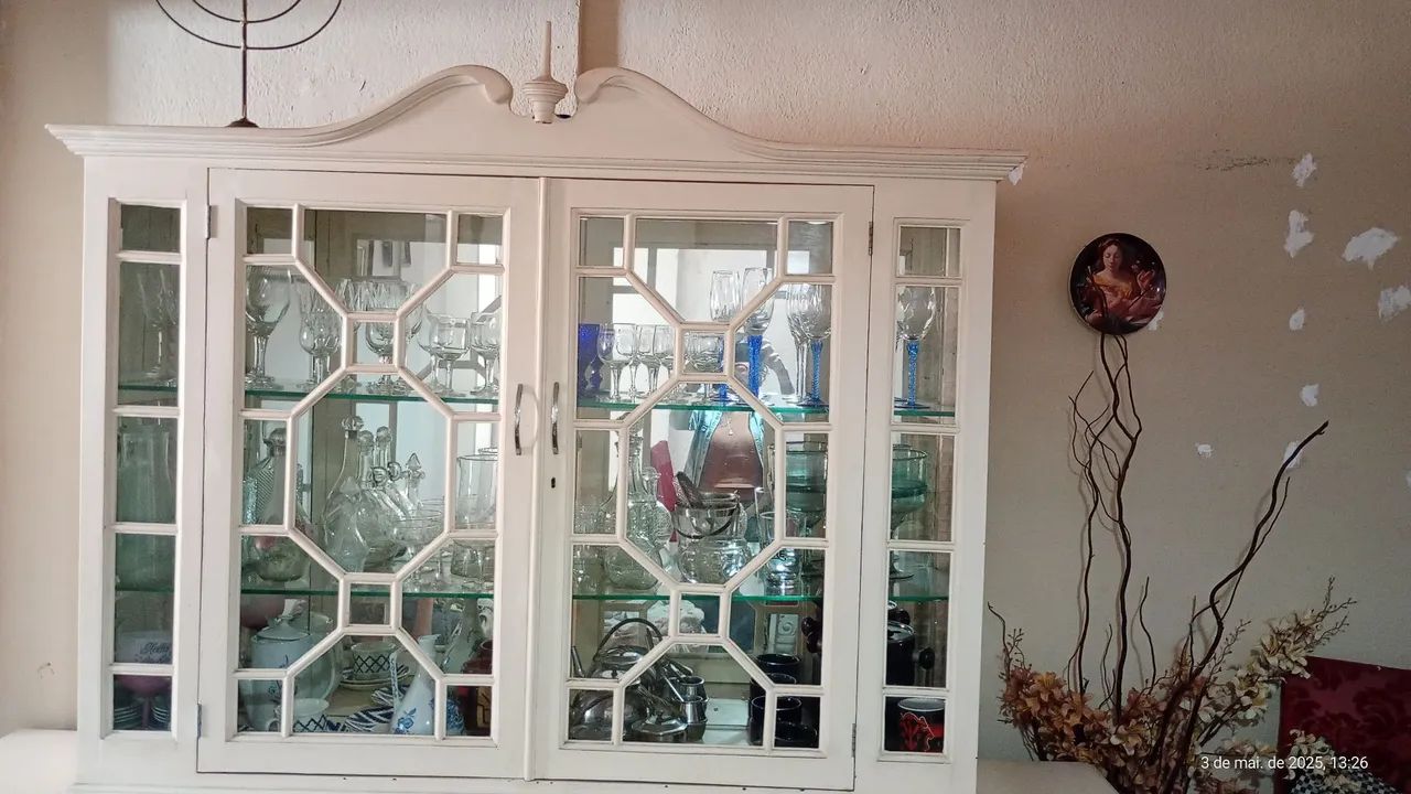 Cristaleira branca de madeira com 4 gavetas - Foto 2