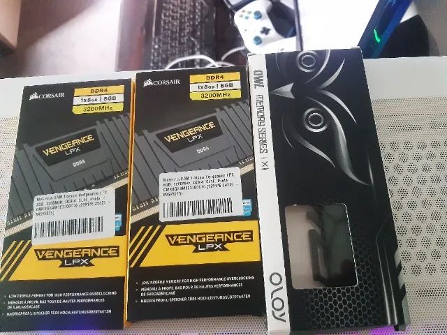 vendo 3 memoria ddr4  8gb  3200hmz  oloy 3000 mhz R$150 cada sou de franca 