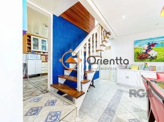 Imobiliária ALUGA Excelente casa com 3 dormitórios, living para 2 ambientes, banheiro soci