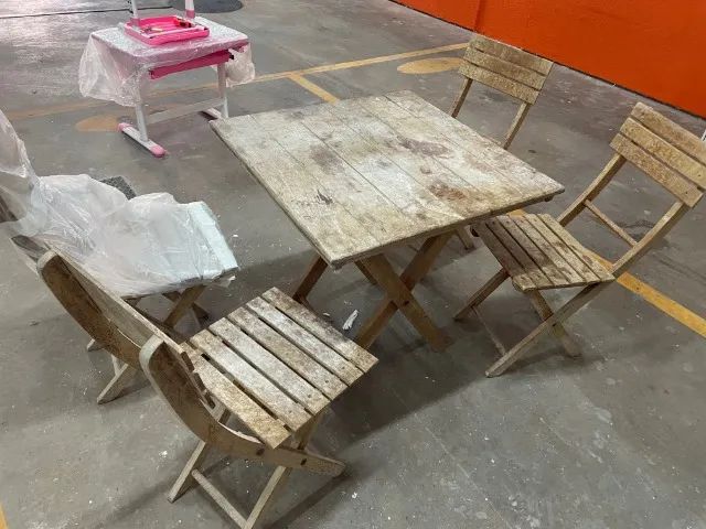 Mesa de madeira com 4 cadeiras