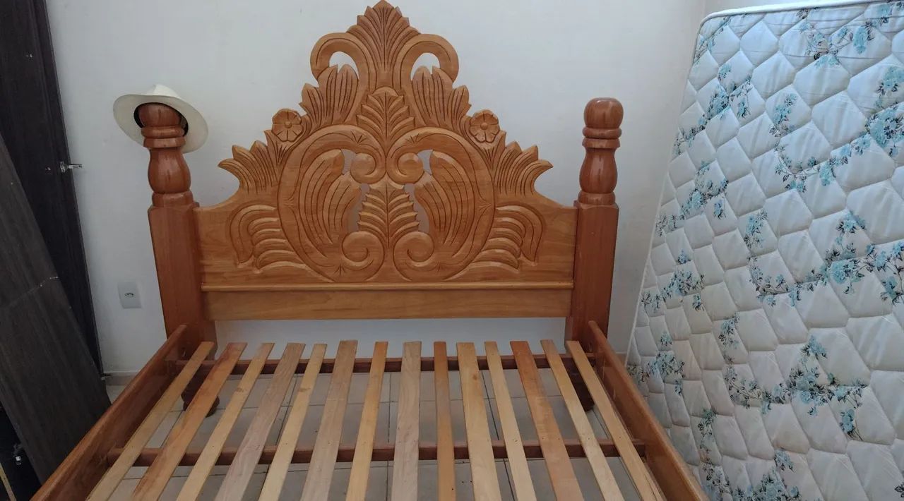 Cama de Madeira Maciça com Cabeceira Detalhada