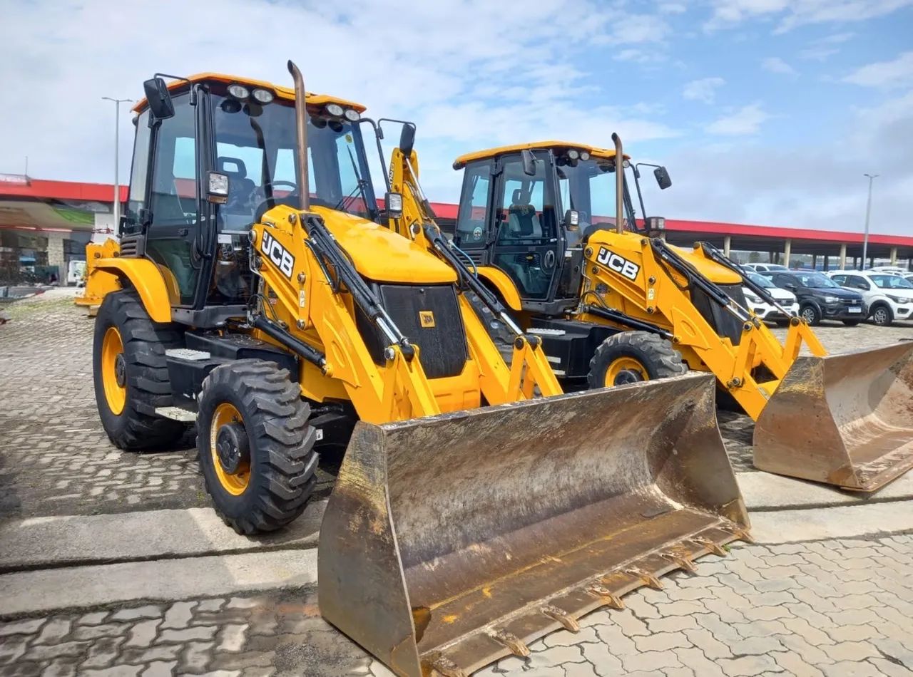 Retroescavadeira JCB 3CX ano 2023, 4x4, com 1.430 horas e ar condicionado 