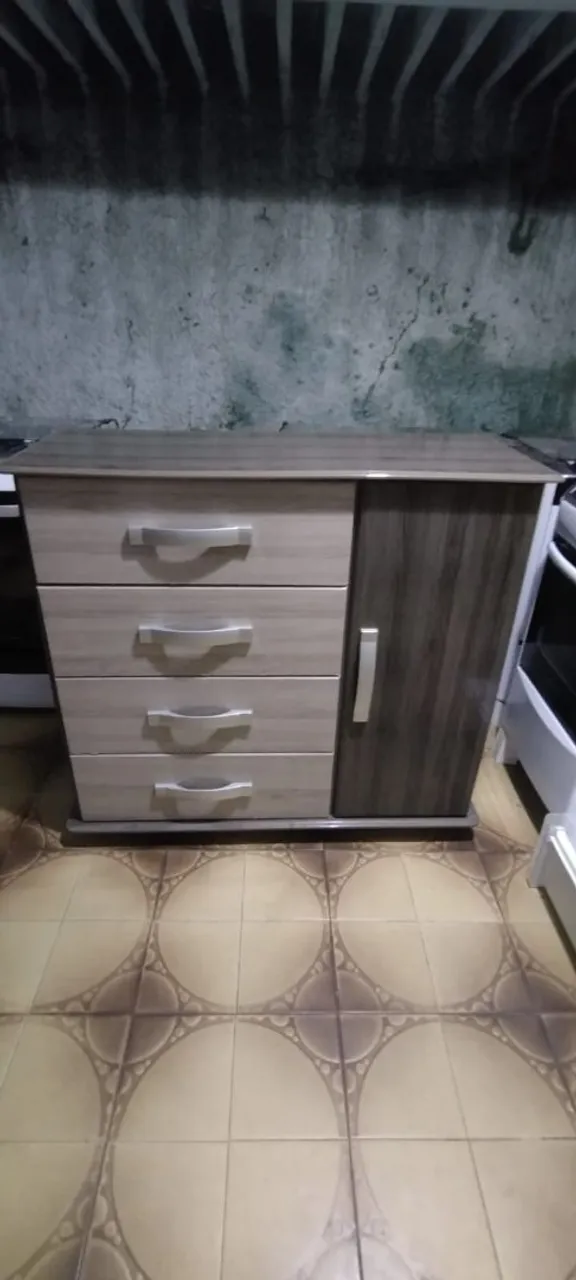 Cômoda com 4 gavetas e porta lateral