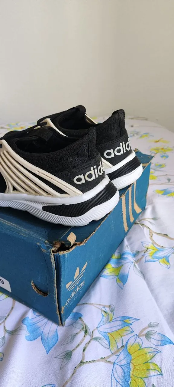 Tênis Adidas Preto e Branco