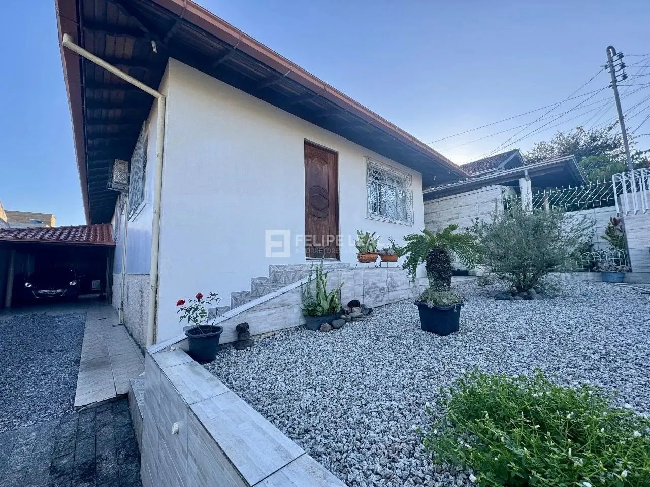 AMPLA CASA A VENDA, COM TERRENO NA FRENTE, AOS FUNDOS E PASSAGEM LATERAL, NO BAIRRO BELA -