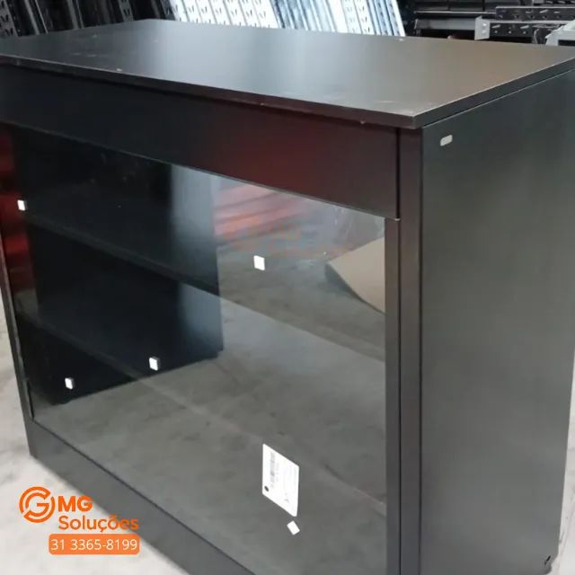 Balcão preto de aço com vidro temperado