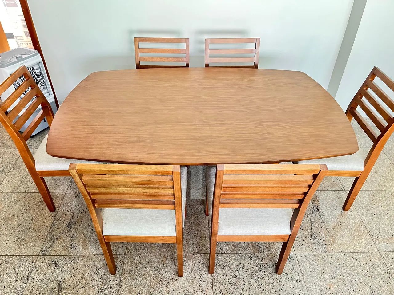 Mesa nova com cadeiras de madeira maciça 