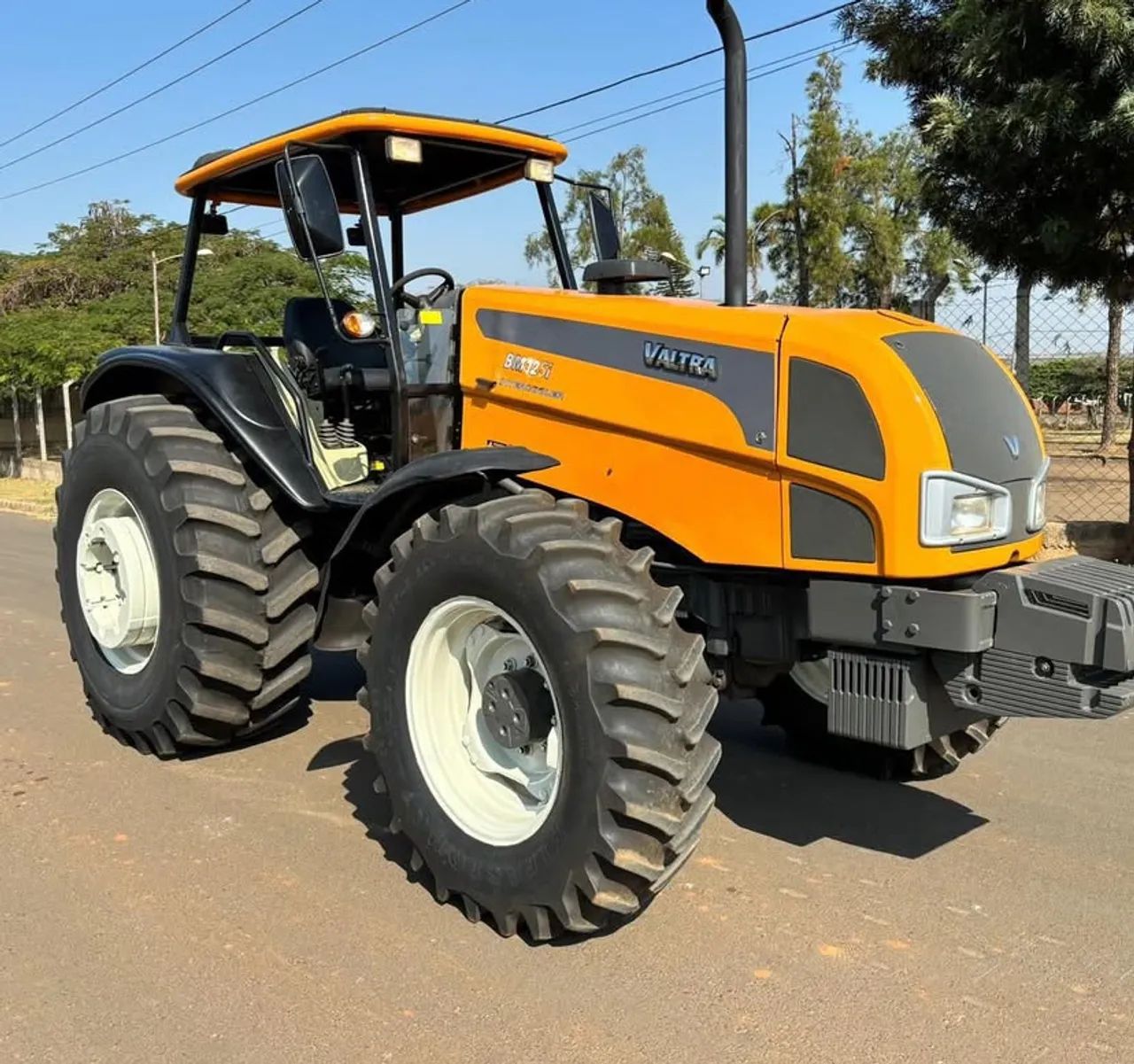 Trator Valtra BM125 - Parcele