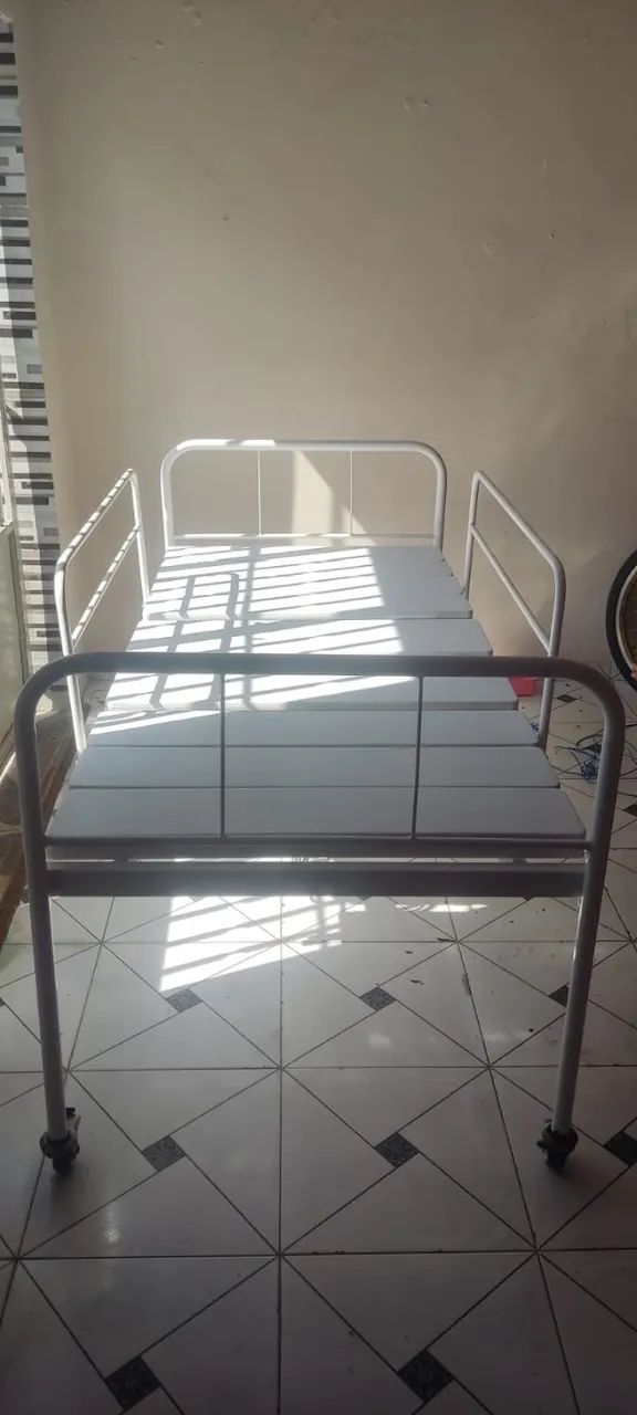 Cama hospitalar motorizada