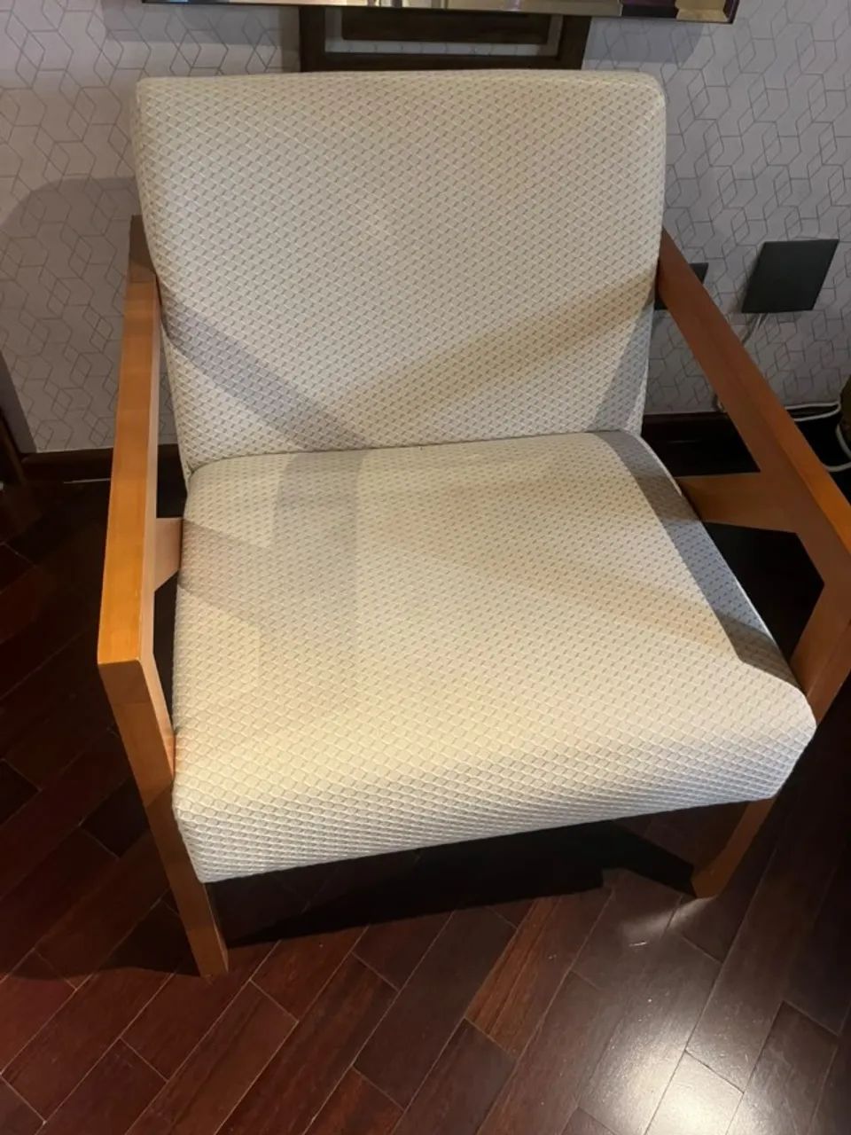 POLTRONA COM ESTRUTURA DE MADEIRA E ESTOFADO CLARO - Foto 3