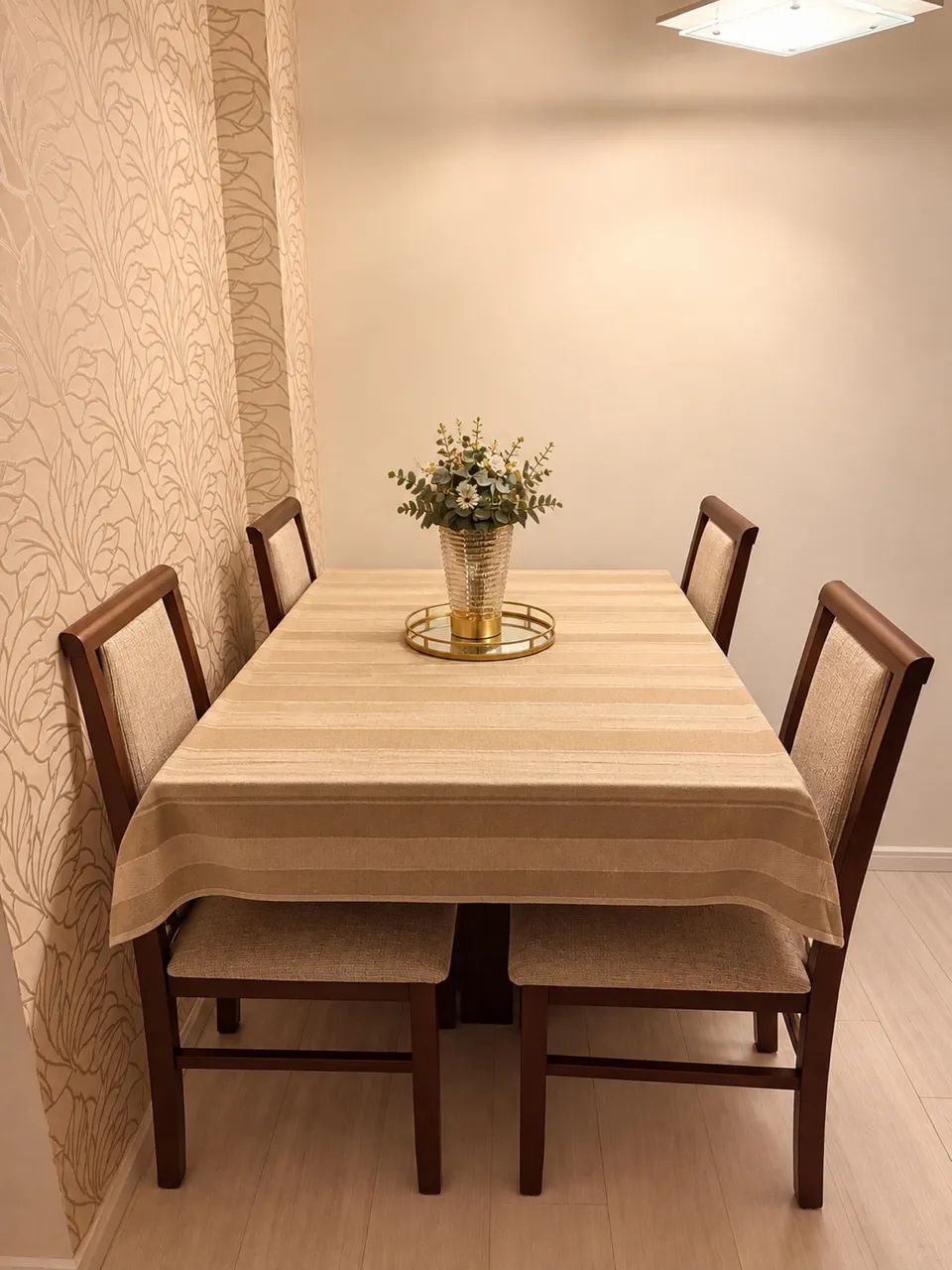 Conjunto mesa de jantar com 4 cadeiras