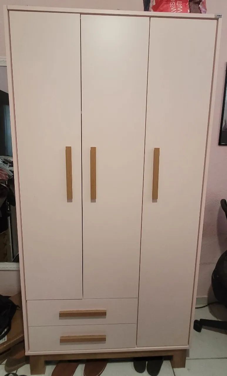 Guarda-roupa 3 portas rosa claro