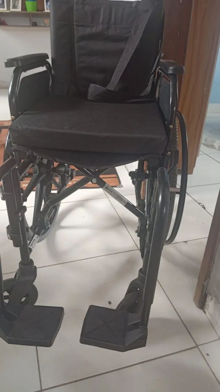 Vende se uma cadeira de rodas nova