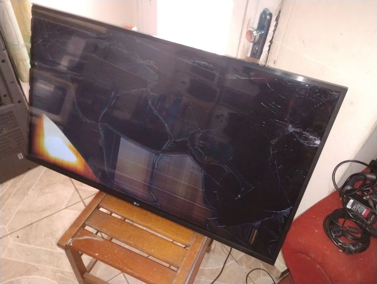 TV LED SMart LG 43 Polegadas Modelo 43UN7300PSC Tela Quebrada Ligando