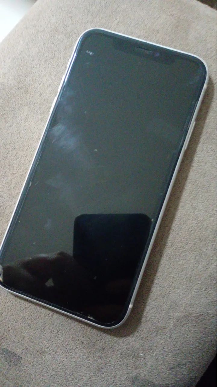 iPhone 11 - 64 gbt - Branco  - Foto 2