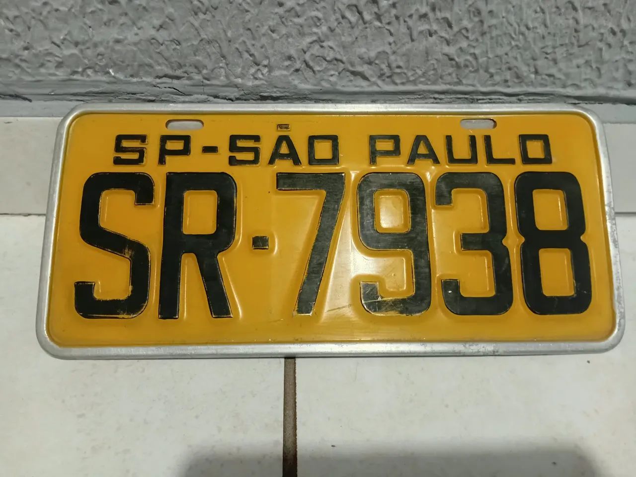 Placa amarela antiga 