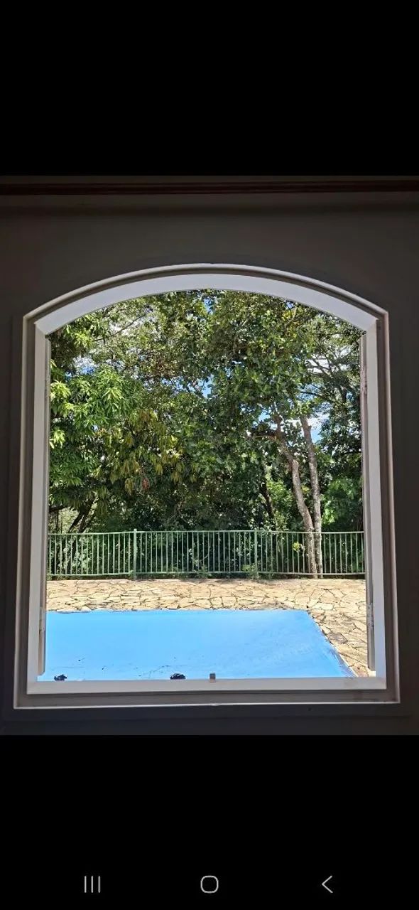 Conjunto de 4 janelas antigas (estilo colonial) , 1 porta e um vitrô. 