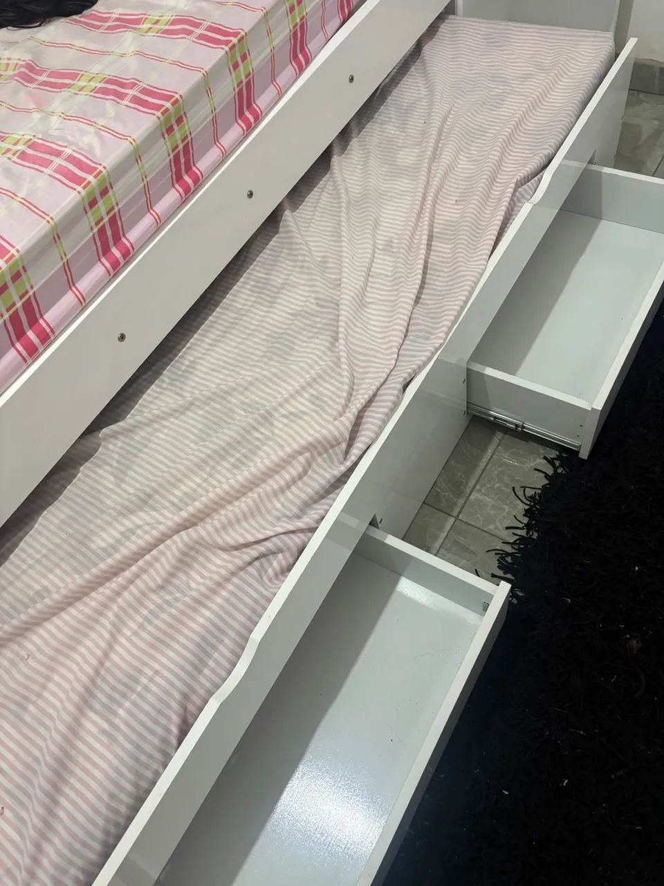 Cama de Solteiro Branca com Escrivaninha, Prateleiras e Gavetas. - Foto 3