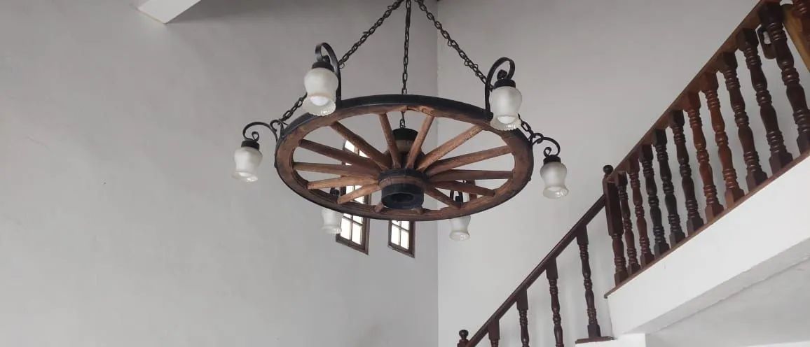 Lustre rústico, roda de carroça , seis arandelas .