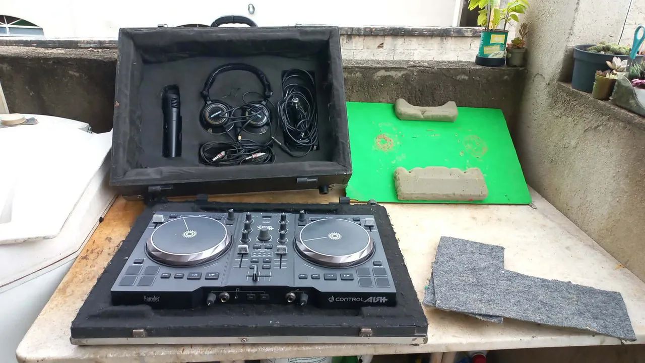 Controladora DJ Hércules DJControl AIR Plus 