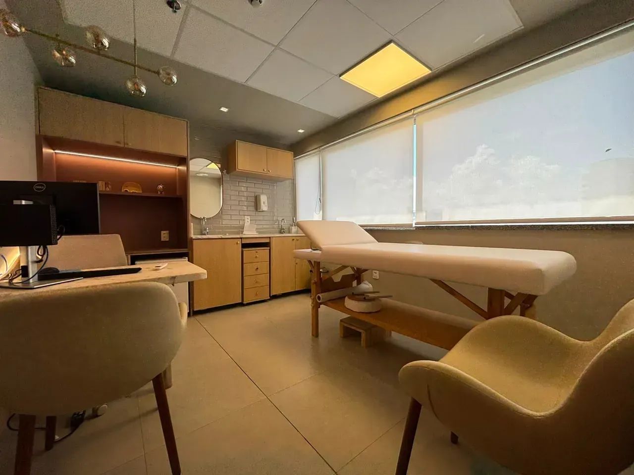 Sala de alto padrão, mobiliada e decorada com 130m² e 04 vagas - Foto 4