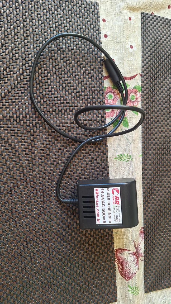 Fonte chaveada Bivolt para mesas de som Behringer modelo Xenyx 