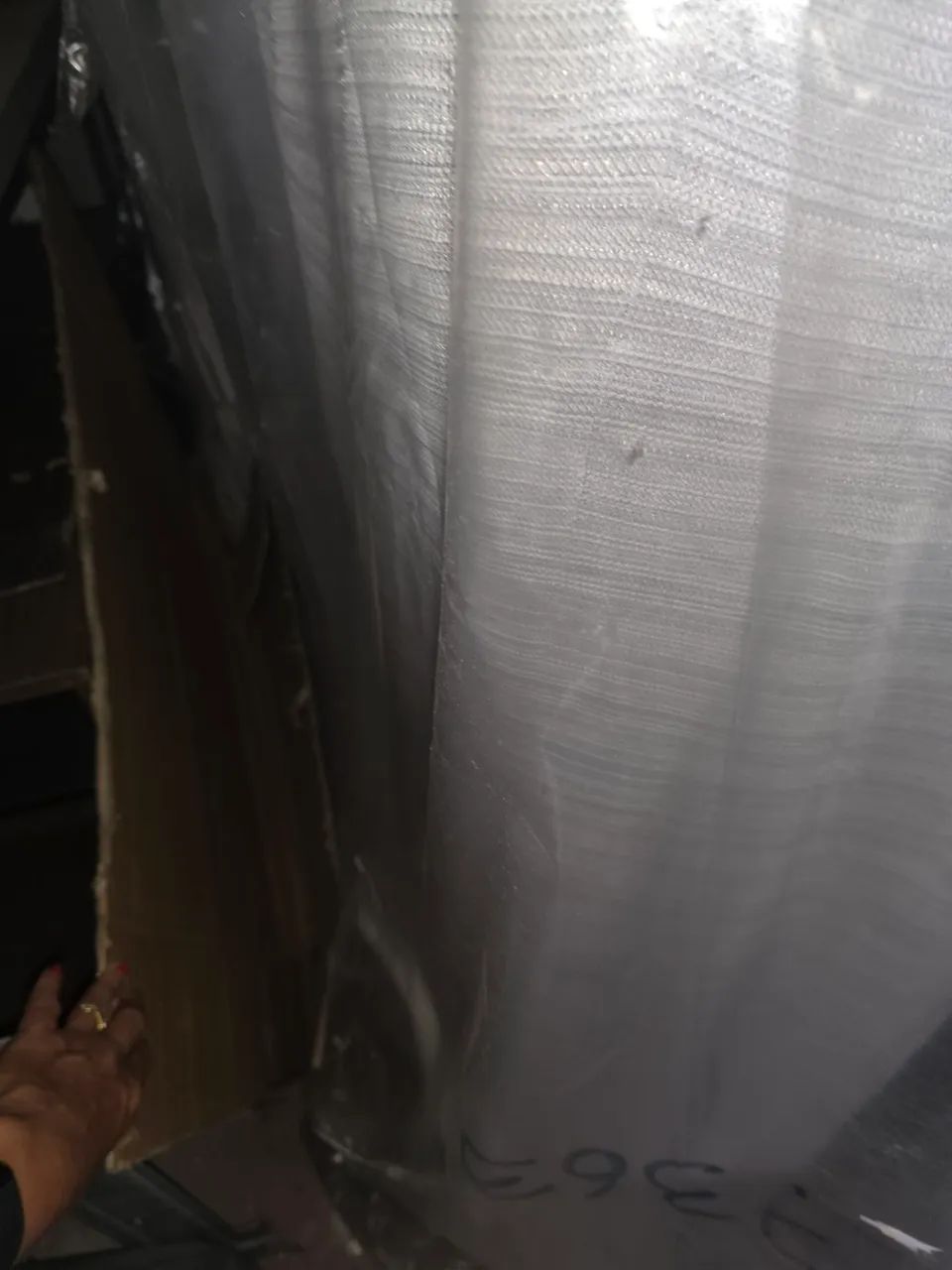 Sofá 3 lugares tecido claro - Foto 2