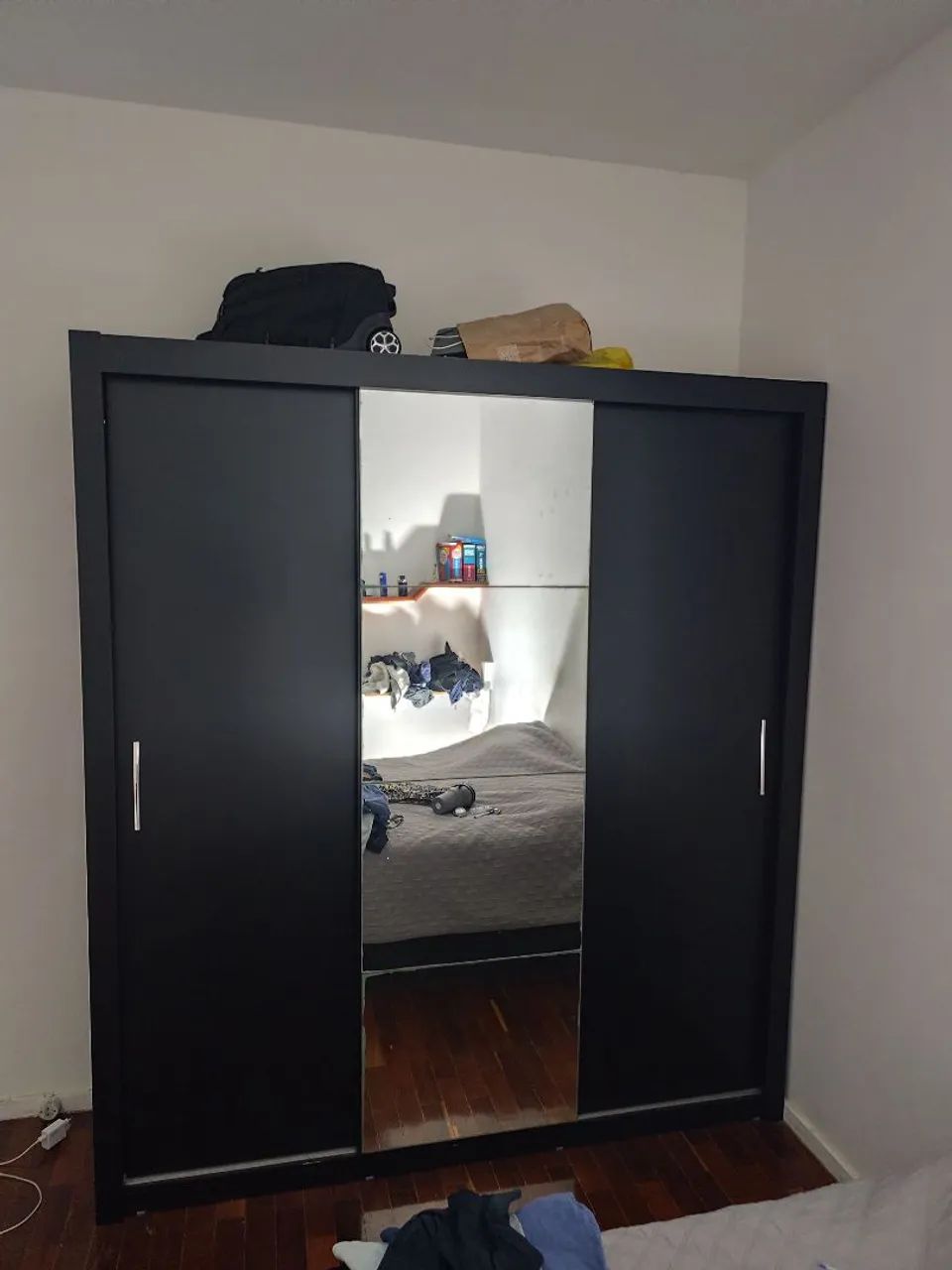 Armário de quarto com espelho. 