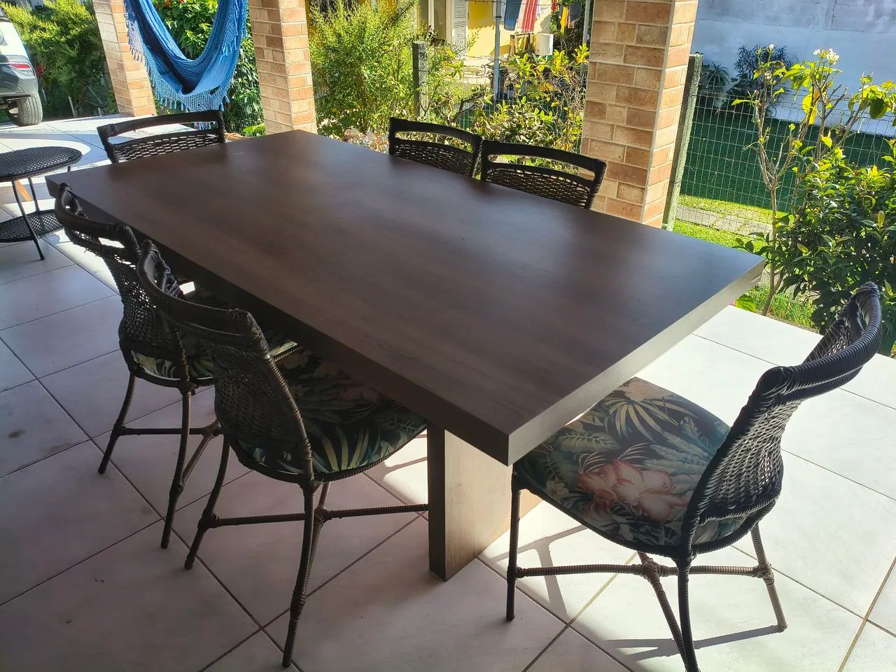 Mesa com jogo de cadeiras e um armário aparador - Foto 5