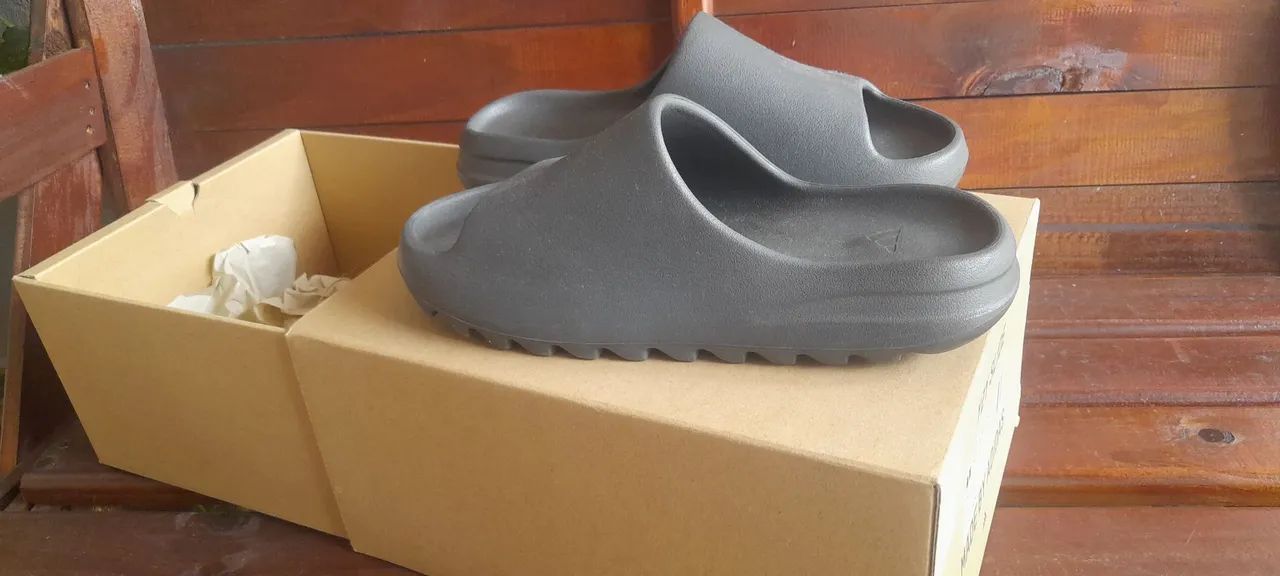Yeezy slide original tamanho 41 cinza - Foto 2