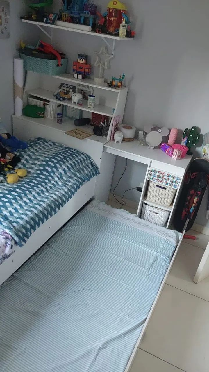 Cama infantil com cabeceira e escrivaninha 