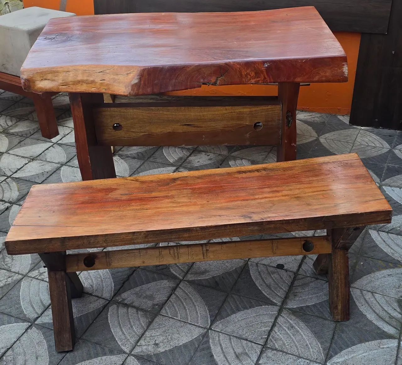 Mesa e bancos madeira 