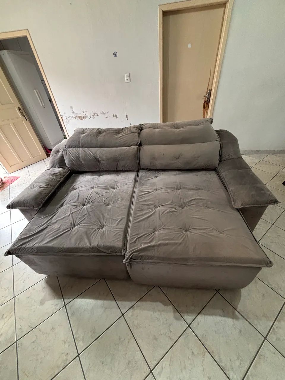 Sofá retrátil e reclinável cinza -2,38 m - Foto 3