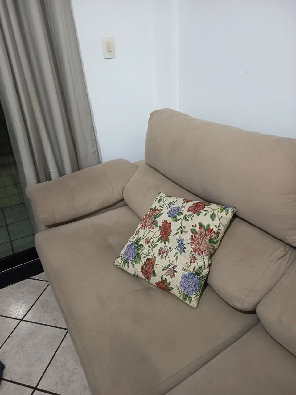 Sofá 4 lugares.bem conservado.sem.nenhum detalhes. - Foto 4