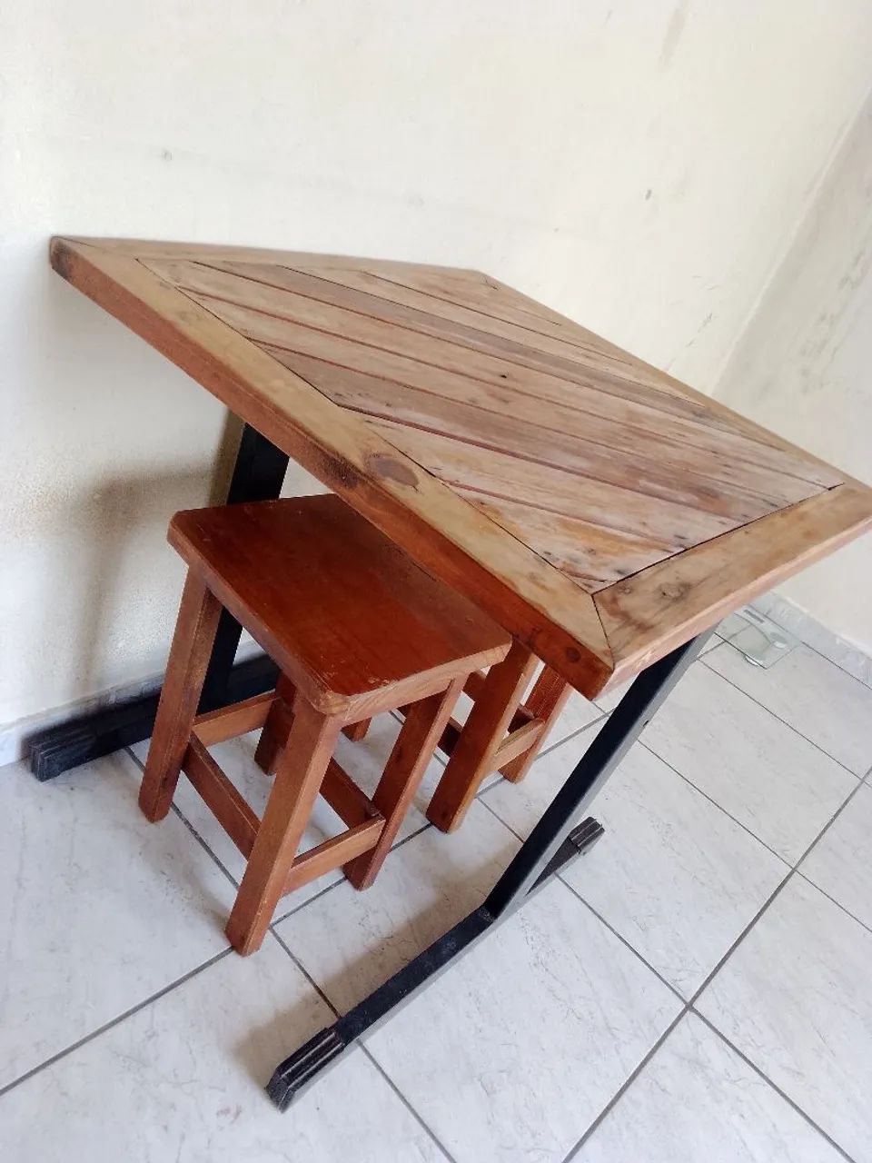 Vendo mesa madeira com dois bancos 170,00 - Foto 2