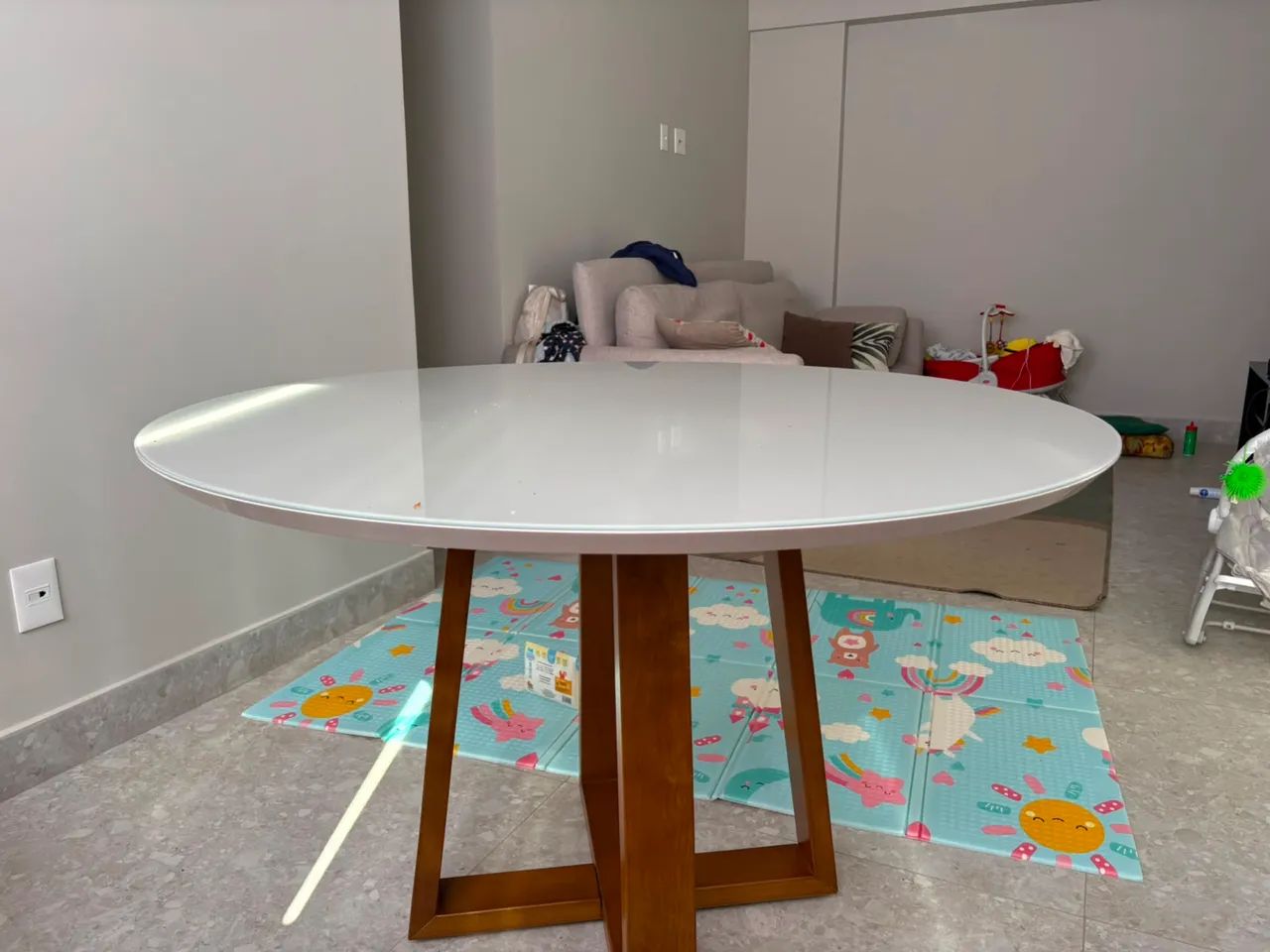Mesa redonda de madeira com tampa de vidro branco 