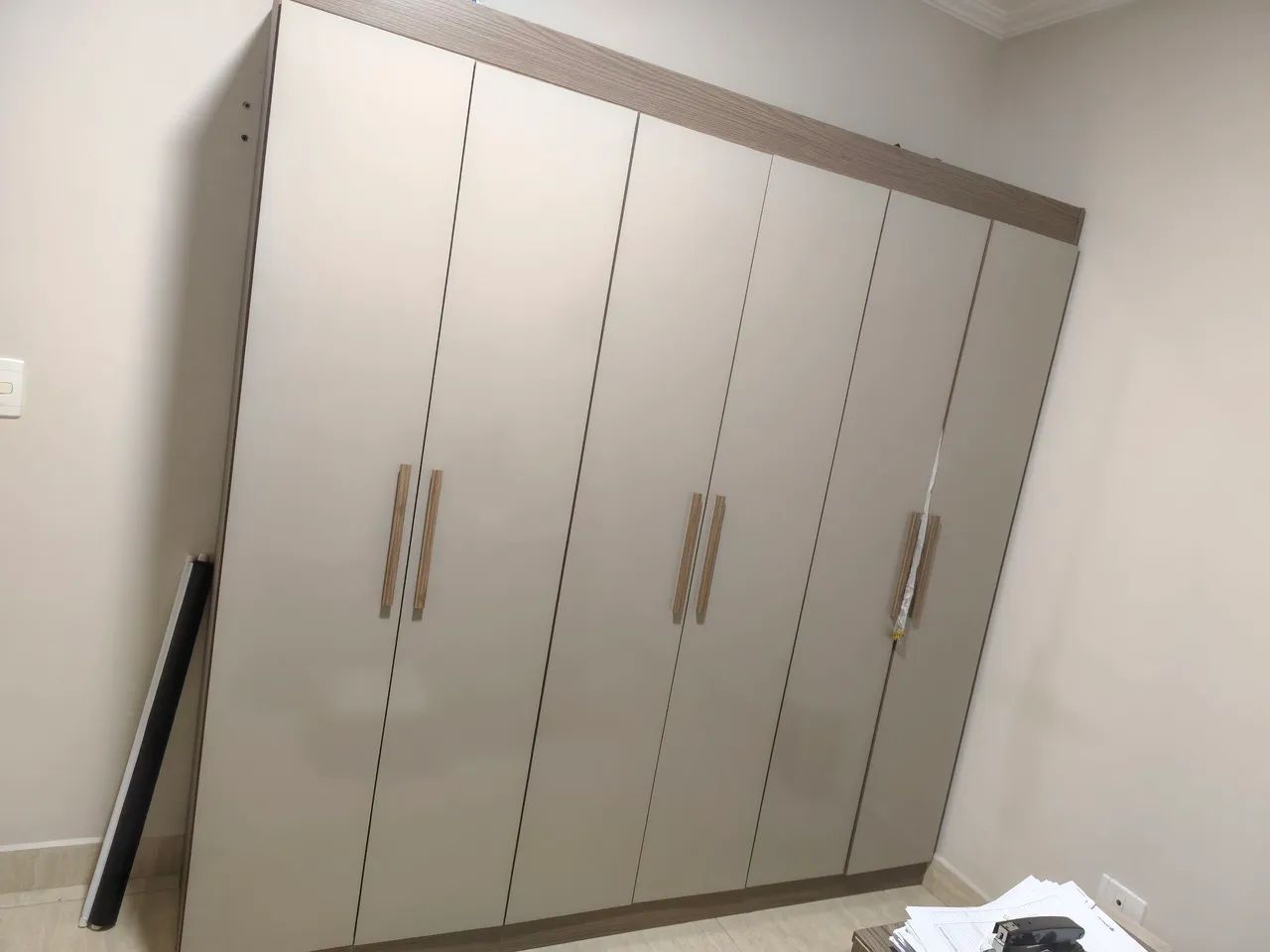 Guarda roupas para retirar do local 