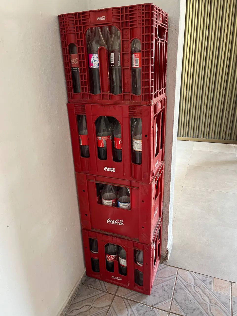 Grade com garrafas de refrigerante 
