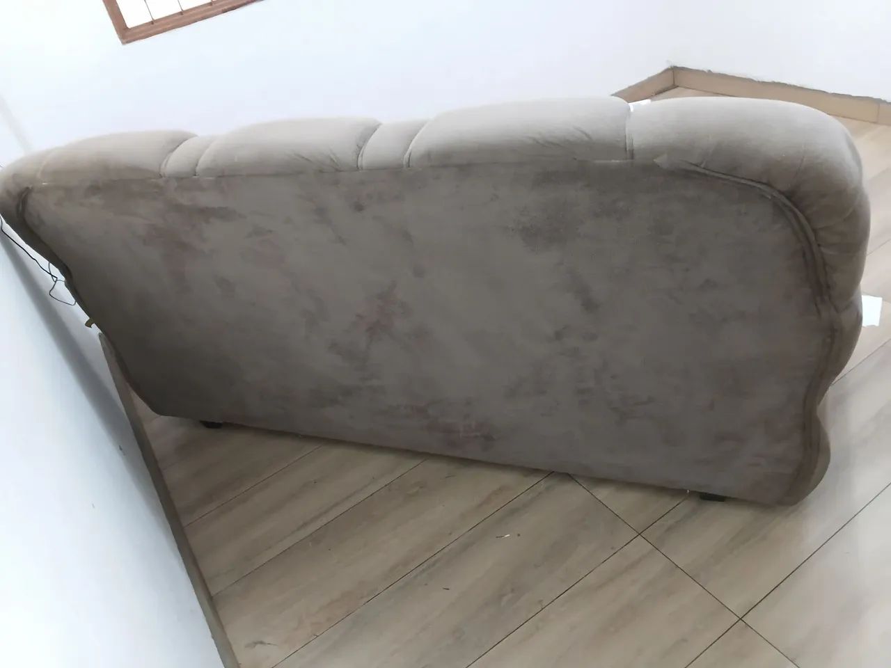 Jogo de Sofá 2 e 3 Lugares Suede Marrom Claro - acompanha o puff. - Foto 4