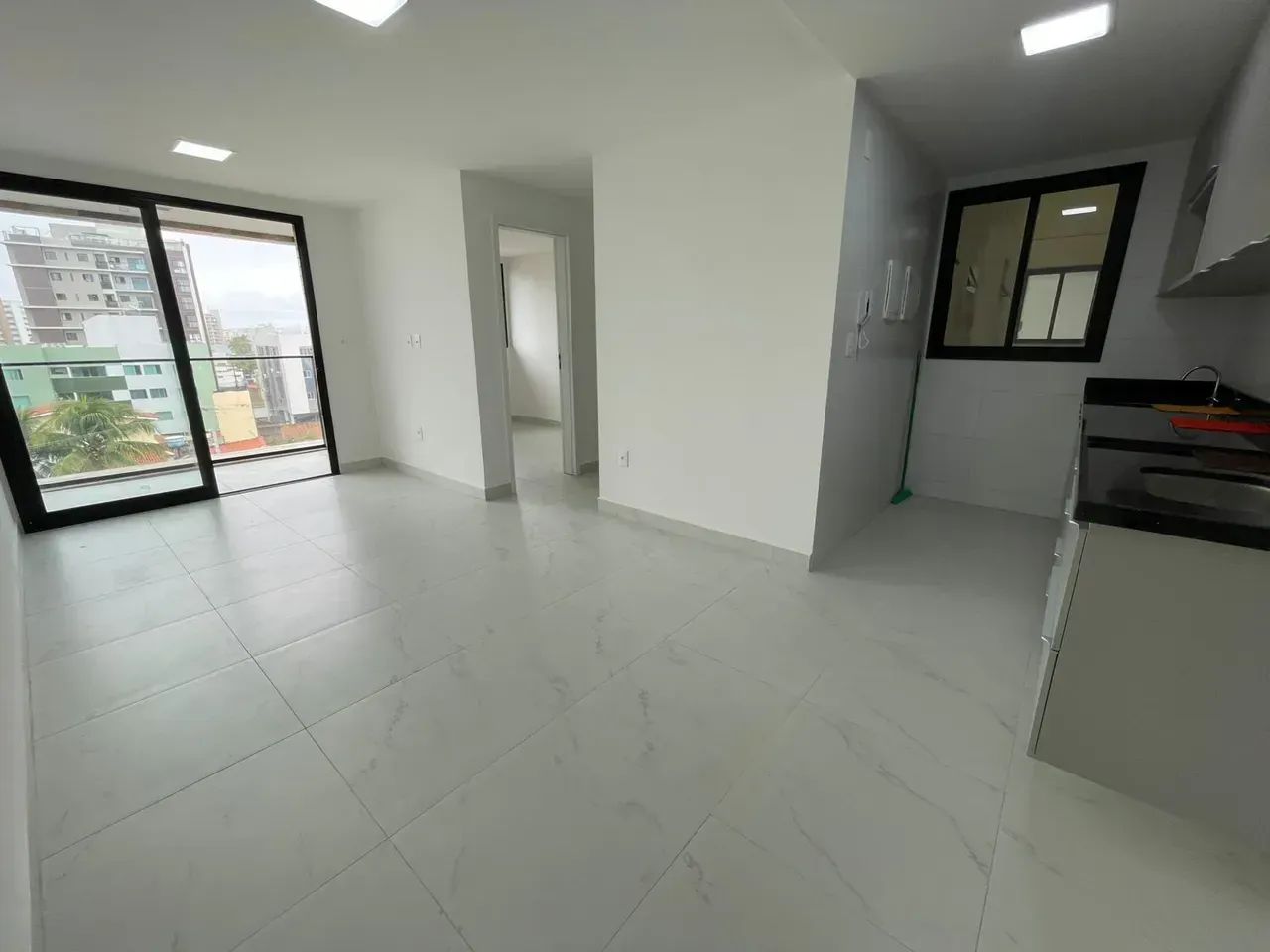 alugo belissimo apartamento com área de lazer completa beira mar