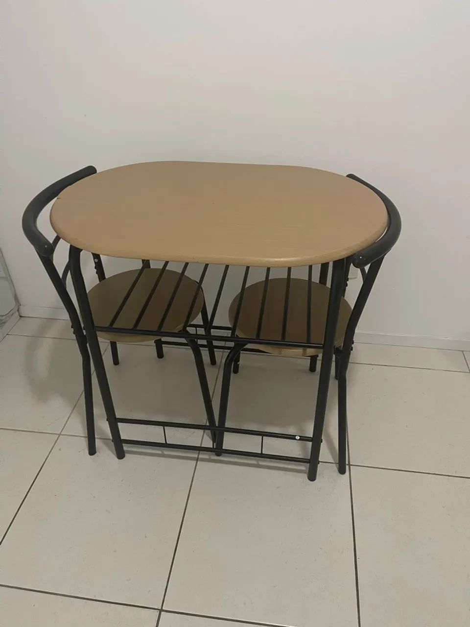 Mesa compacta 2 cadeiras semi nova