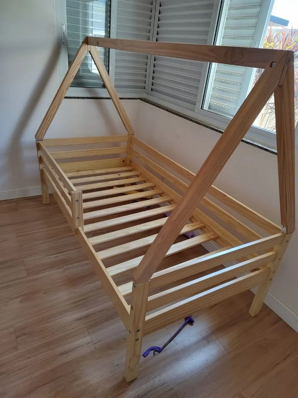 Cama dupla de madeira com colchões 