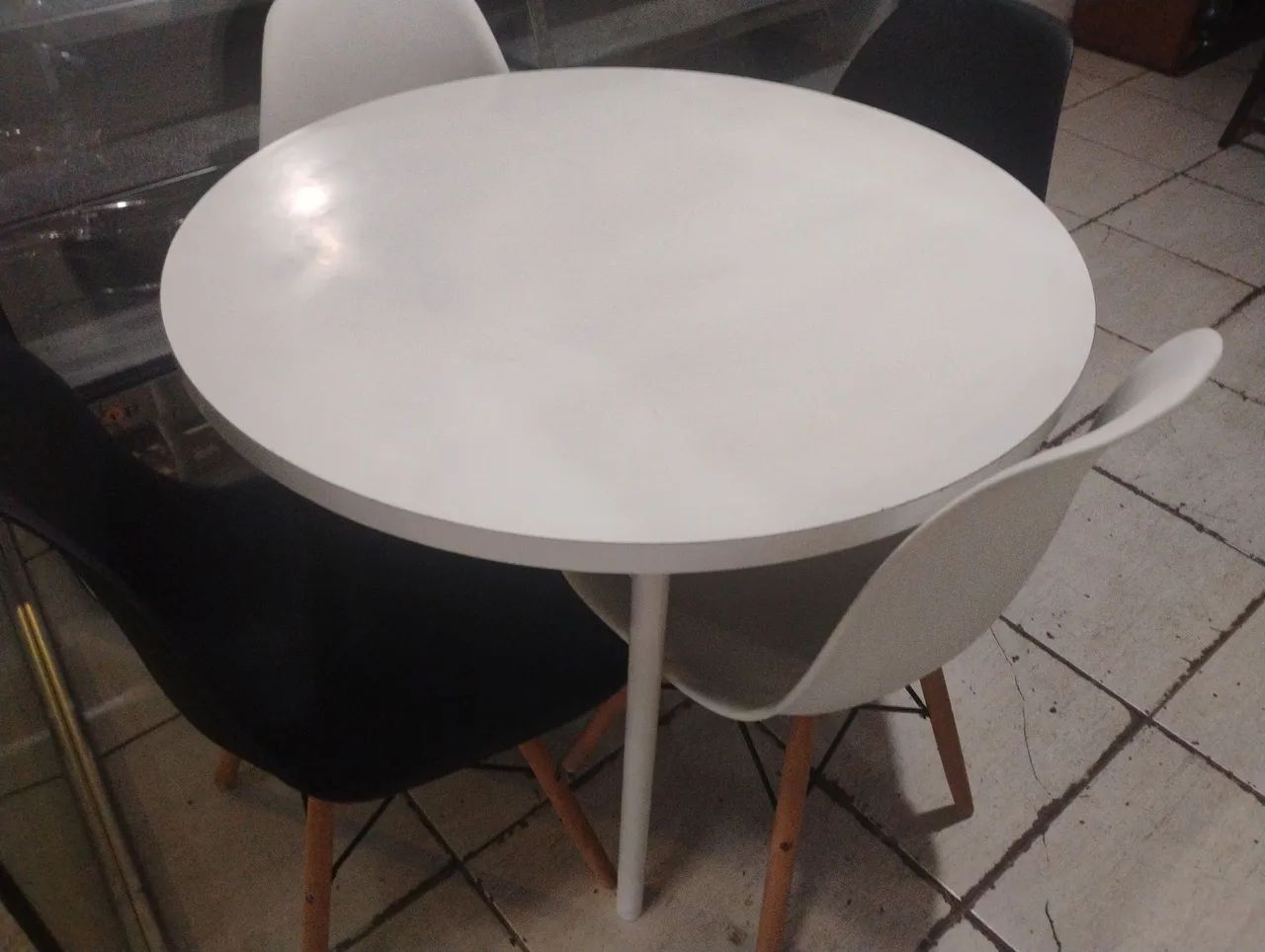 Round Table with 04 Chairs65204504476418122