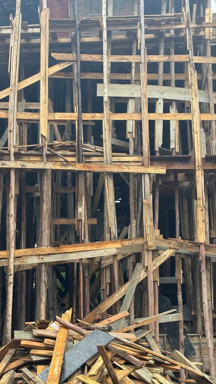 Escoras para obra (3,00 cada)  e restos de madeira - Foto 4