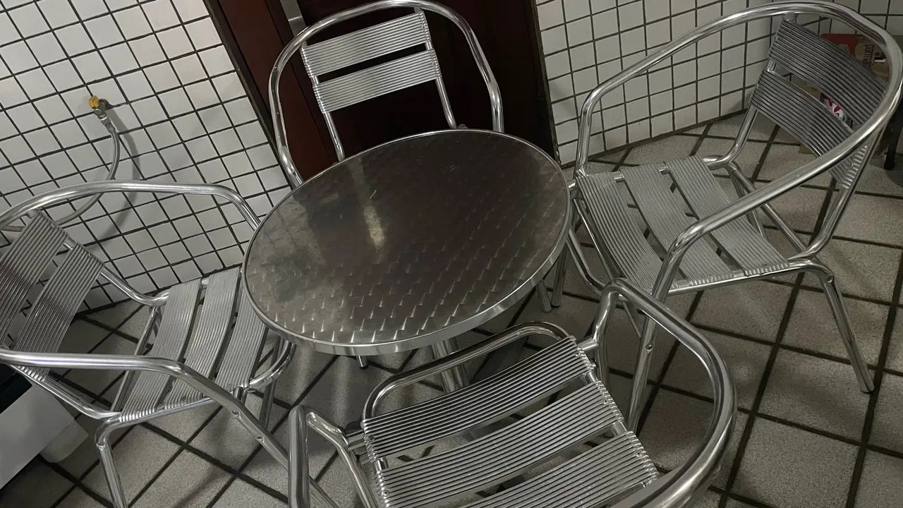 Mesa de alumínio com 4 cadeiras 
